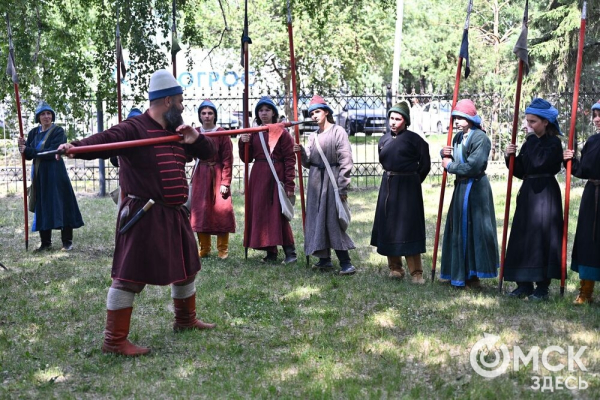 Парад национальностей, флотилия парусников и стычка с кочевниками. Как прошёл День России в Омске
