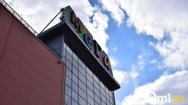 Вода сразу замерзает и превращается в наледь: парковку омской &laquo;Меги&raquo; затопило из-за аномального мороза