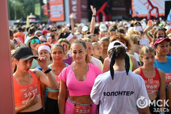 Красота в скорости. Как омички пробежали "Цветочный забег"