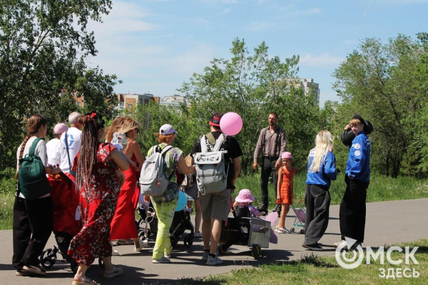 Коляски омских малышей превратились в троны и цветы