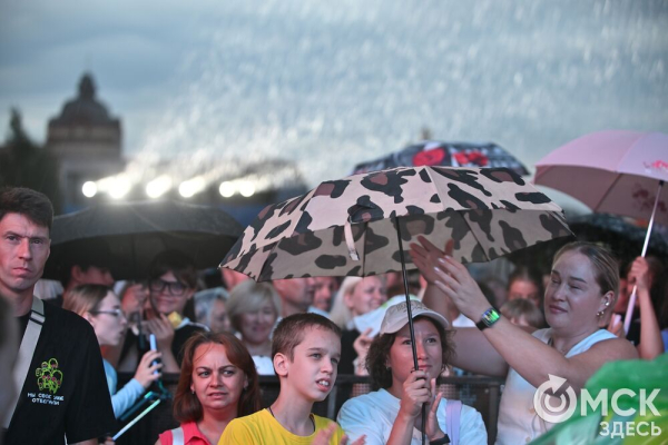 Полная площадь людей: как прошёл концерт Серябкиной и Державина на День города