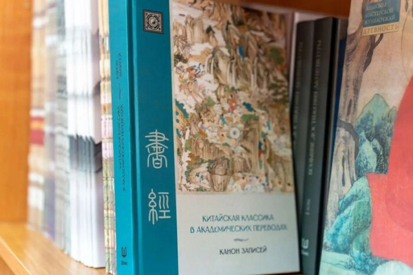 Библиотечный фонд ОмГУ им. Достоевского пополнили большим количеством книг из Китая