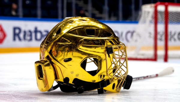 Капитан омского "Авангарда" Дамир Шарипзянов отмечает 30-летие