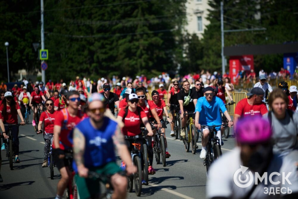 "Живой" триколор в сердце Омска: велосипедисты устроили шоу на улицах города "Живой" триколор в сердце Омска: велосипедисты устроили шоу на улицах города