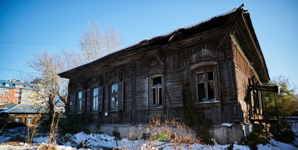 Деревянный дом с барочными наличниками взят под охрану и ждёт реставрацию
