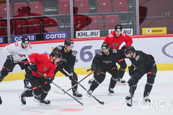 "Это наш стиль, мы от него отходить не будем". Омский "Авангард" в шаге от первого матча плей-офф