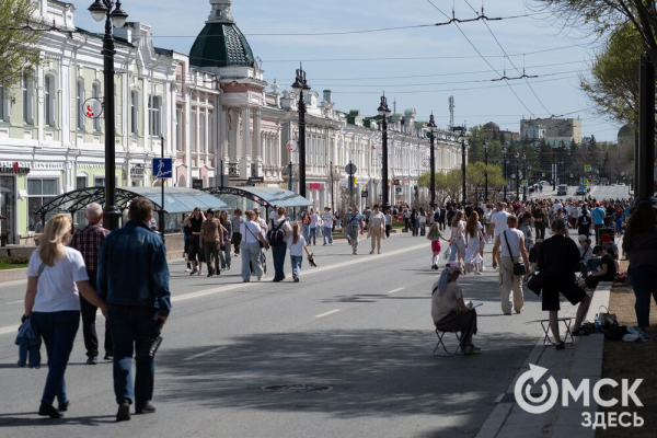 На "Пешеходном Любинском" омские художники запечатлели мгновения солнечного города