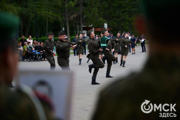 День пограничника в&nbsp;Омске отметили построением, танцами и долгожданными встречами