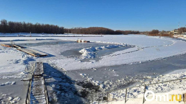 В Омской области закрыли первую переправу через Иртыш из-за таяния льда