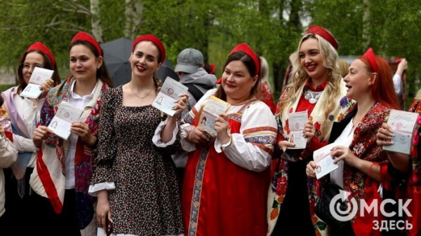 Хором и под аккордеон. Музыкальный флешмоб с участием Екатерин прошёл в Омске