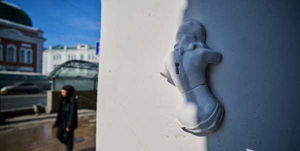 Слишком мимолётная красота: горельеф о прекрасном исчез через сутки