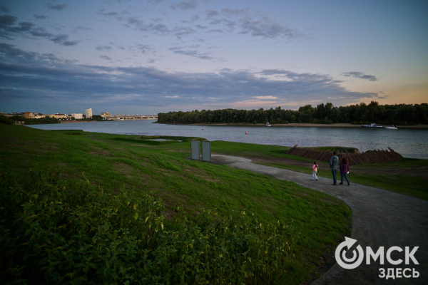 Вода, гранит, зелень: в Омской крепости открыли светомузыкальный фонтан и обновлённую набережную