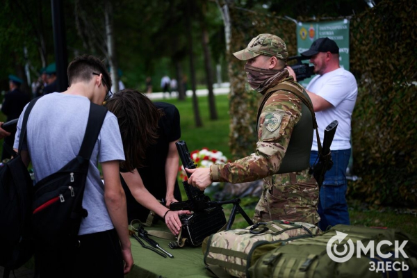 День пограничника в&nbsp;Омске отметили построением, танцами и долгожданными встречами