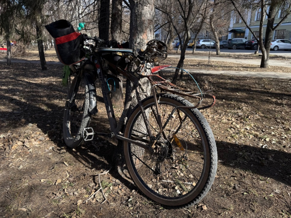 Из Таксимо в Питер. "Отчаянный велогитарист" остановился в Омске во время большого путешествия по России