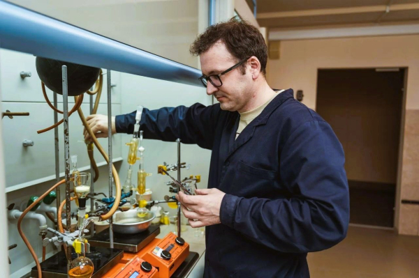 Светящиеся маячки биомедицины. Омский учёный получил госзаказ на разработку флуоресцентных красителей