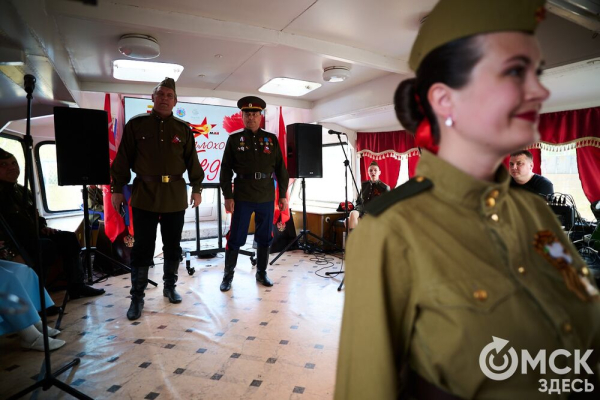 Просторы Иртыша под "Прощание славянки". Какой выдалась праздничная прогулка на "Теплоходе Победы"