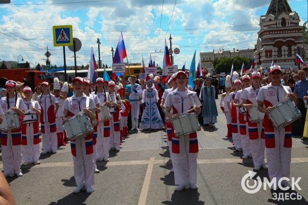 Парад национальностей, флотилия парусников и стычка с кочевниками. Как прошёл День России в Омске