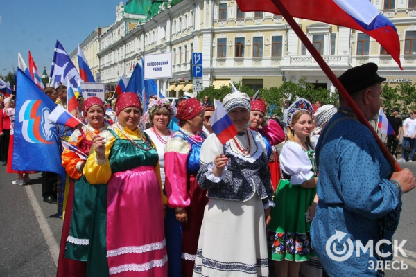 Парад национальностей, флотилия парусников и стычка с кочевниками. Как прошёл День России в Омске