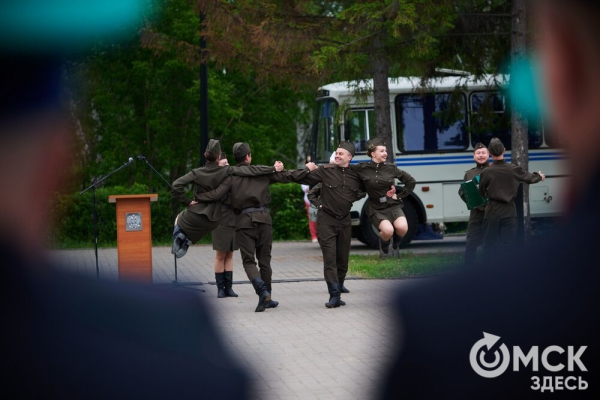 День пограничника в&nbsp;Омске отметили построением, танцами и долгожданными встречами
