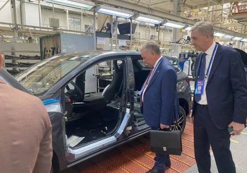 Спикера омского заксобрания заинтересовали белорусские автомобили