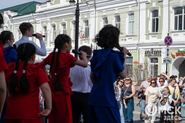 На "Пешеходном Любинском" омские художники запечатлели мгновения солнечного города