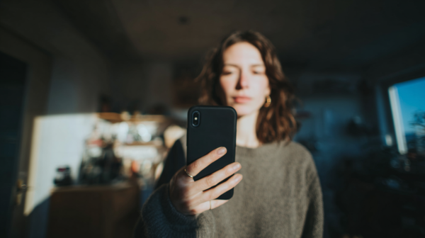 Тапочки из Чили. Омичка распознала мошенника в "курьере" маркетплейса Тапочки из Чили. Омичка распознала мошенника в "курьере" маркетплейса