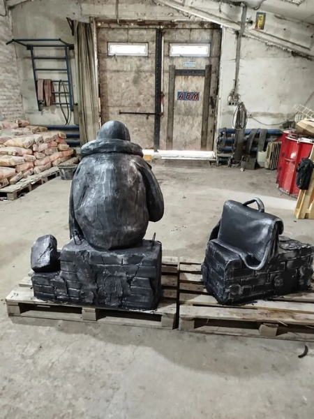 "Наивный художник" из Омской области создал свою скульптуру Алексея Балабанова