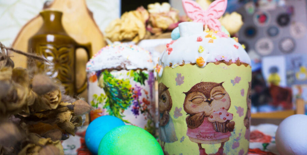 Омский художник-микроминиатюрист Анатолий Коненко создал к Пасхе микрокулич