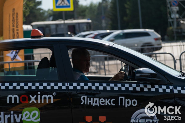 Скорость, безопасность и душевная беседа. Как в Омске проходит конкурс "Лучший водитель такси в России"