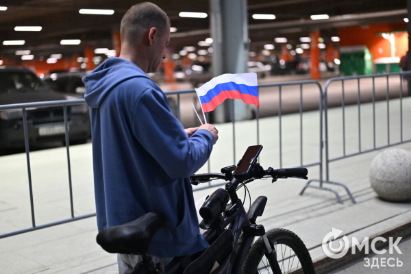 Омичи отпраздновали День флага ночным велозаездом
