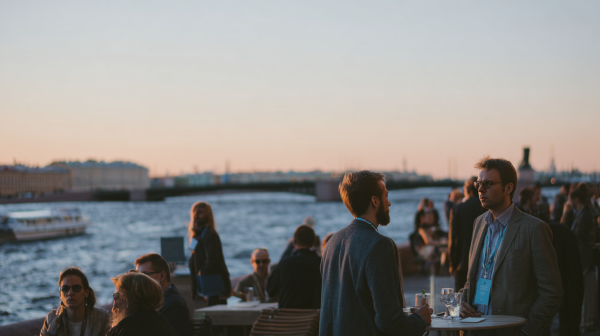 ИТ-календарь мая: новые карьерные треки, интерактивные перфомансы и стендап про ИИ