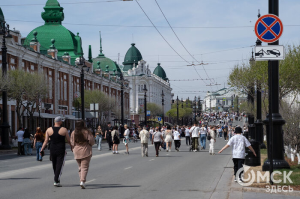 На "Пешеходном Любинском" омские художники запечатлели мгновения солнечного города