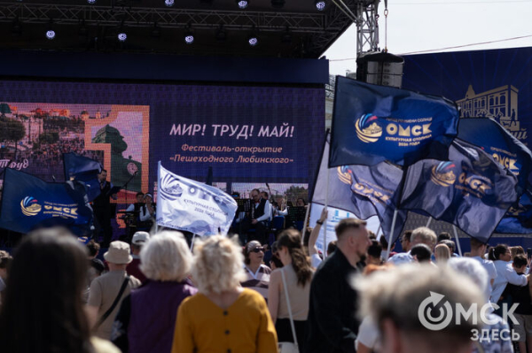 На "Пешеходном Любинском" омские художники запечатлели мгновения солнечного города
