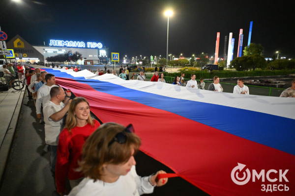Омичи отпраздновали День флага ночным велозаездом