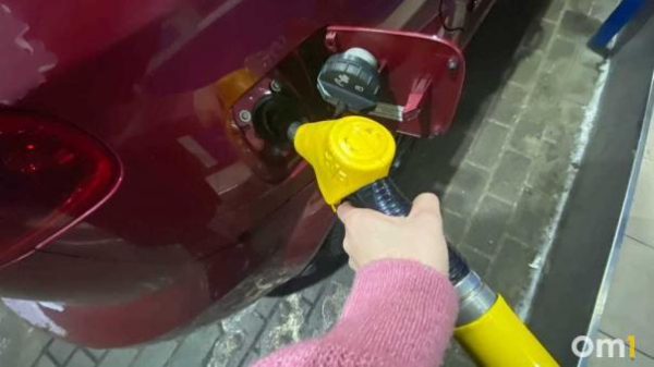 Глава Омской области объяснил, почему на заправках ограничили отпуск топлива Глава Омской области объяснил, почему на заправках ограничили отпуск топлива