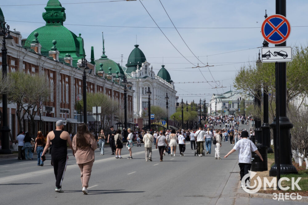 На "Пешеходном Любинском" омские художники запечатлели мгновения солнечного города