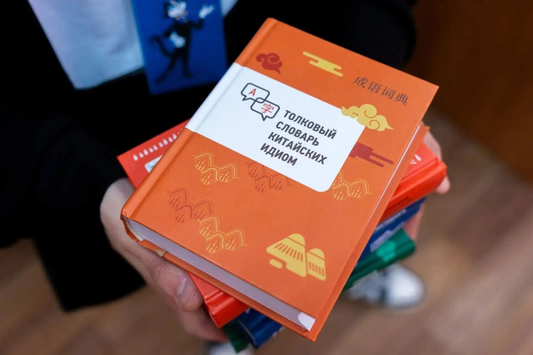 Библиотечный фонд ОмГУ им. Достоевского пополнили большим количеством книг из Китая