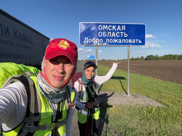 Борщ, сгущёнка и экстрим. Омск провожает путешественников, идущих пешком через всю Россию