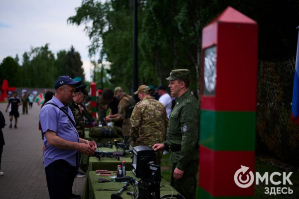 День пограничника в&nbsp;Омске отметили построением, танцами и долгожданными встречами