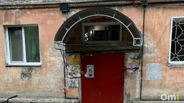 На подъездах омских многоэтажек стали клеить памятки на случай атаки БПЛА На подъездах омских многоэтажек стали клеить памятки на случай атаки БПЛА