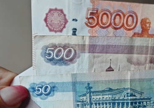 Жители Омска рассказали, сколько наличных держат при себе