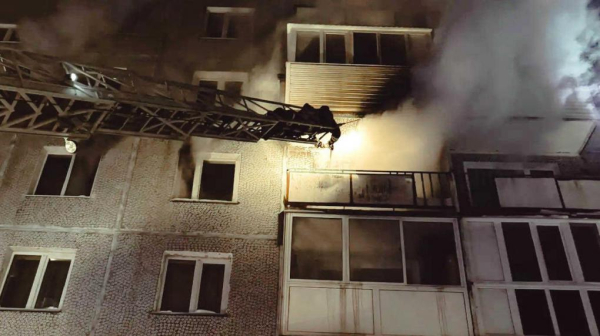 В Омске ночью горела квартира на Менделеева: спасены 16 человек