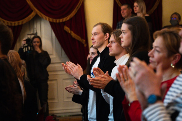 Без шайбы и в тишине. Хоккеисты "Авангарда" пришли посмотреть на игру Омской драмы Без шайбы и в тишине. Хоккеисты "Авангарда" пришли посмотреть на игру Омской драмы