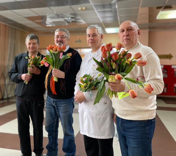 Весенний жест заботы: тюльпаны и тёплые пожелания от мужчин порадовали пациенток онкодиспансера