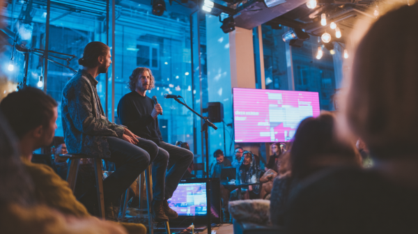 ИТ-календарь мая: новые карьерные треки, интерактивные перфомансы и стендап про ИИ