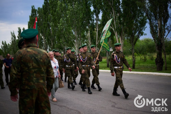День пограничника в&nbsp;Омске отметили построением, танцами и долгожданными встречами