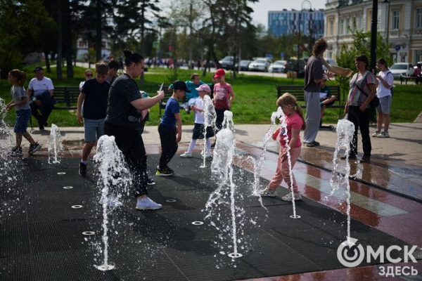 Первомай в Омске наполнился шумом городских фонтанов