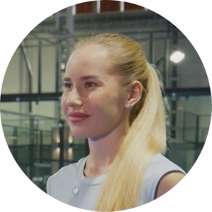Легче тенниса, азартнее сквоша. Разбираемся, почему омичи влюбляются в падел Легче тенниса, азартнее сквоша. Разбираемся, почему омичи влюбляются в падел
