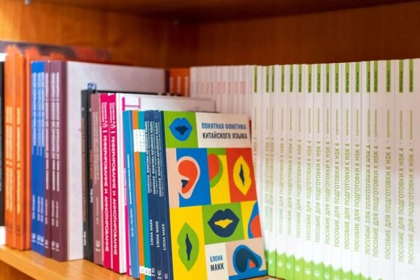 Библиотечный фонд ОмГУ им. Достоевского пополнили большим количеством книг из Китая