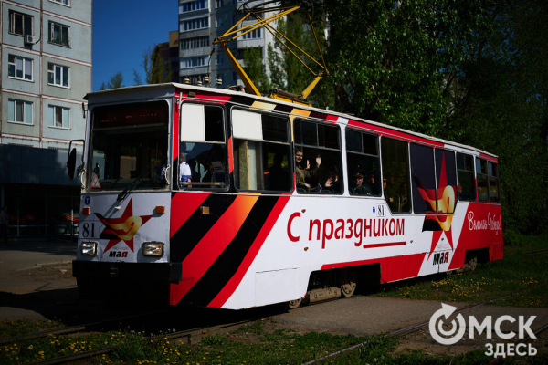 С оркестром по рельсам. Омичи прокатились в "Трамвае Победы"